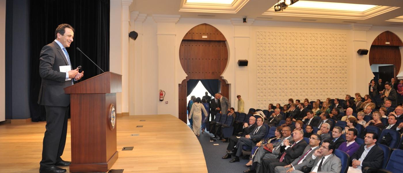 联合国大学副校长阿努瓦尔·马吉德在新丹吉尔大学落成典礼上向与会者发表讲话.