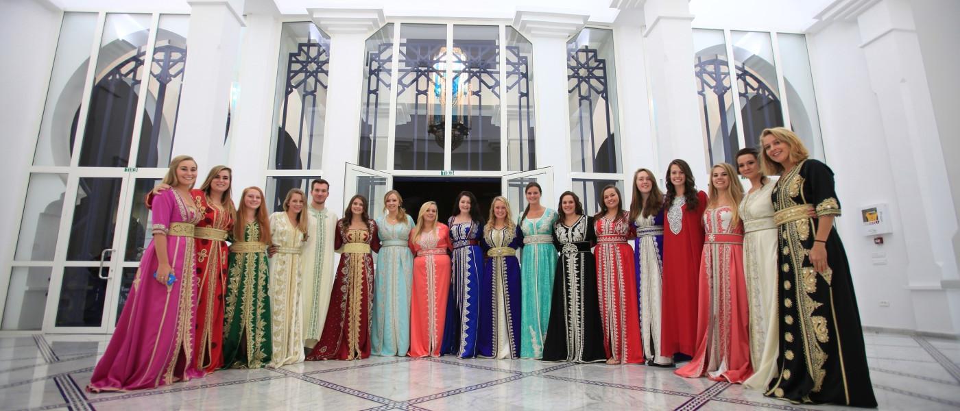 联合国大学的学生们穿着传统的摩洛哥服装，与当地的大学生一起举办派对.